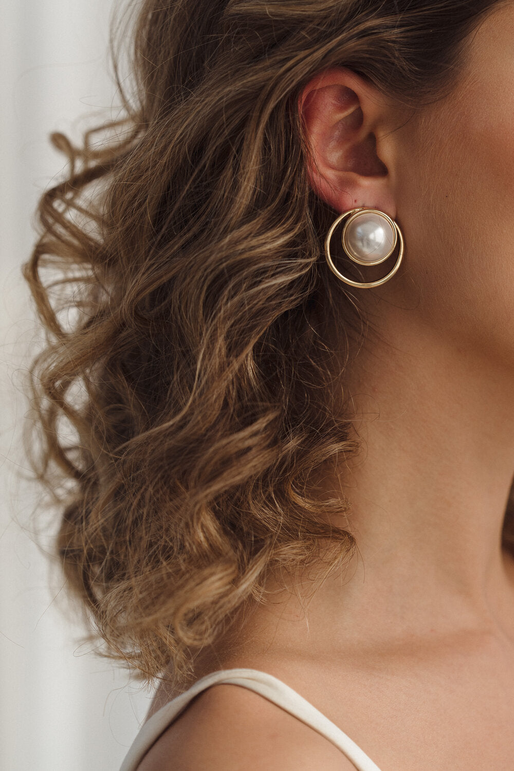 Jade Oi Mabel | 18K Gold Pearl Round Earrings