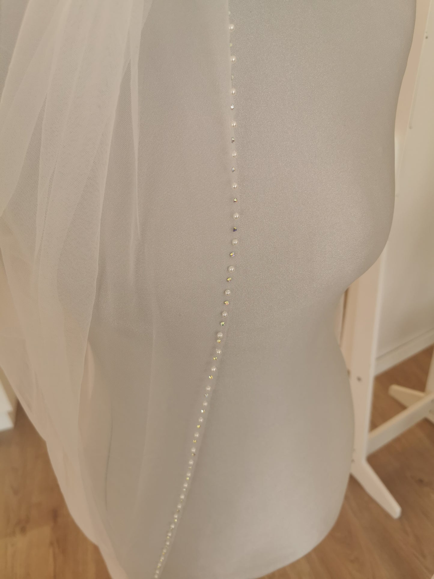 PBV9052-300 veil, pearl and crystal boarder